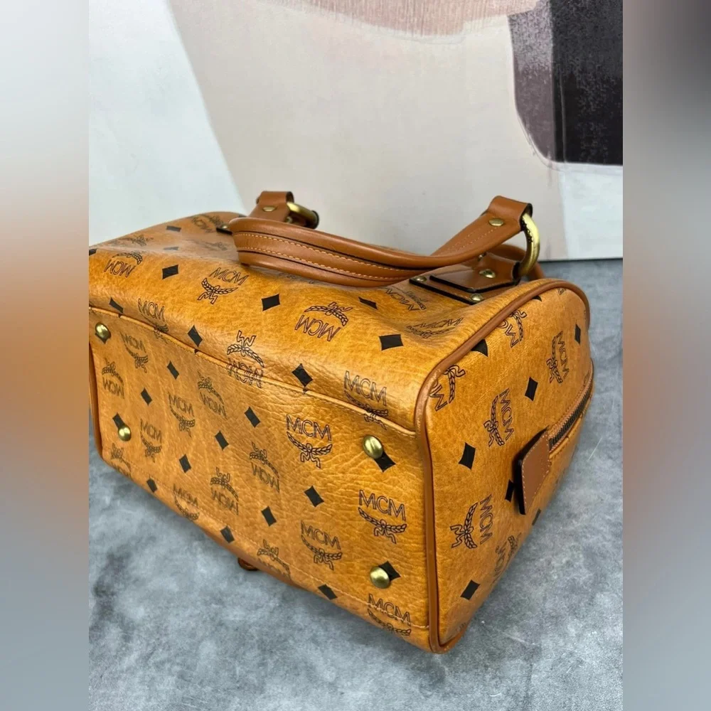 π΅ MCM Boston Arm Bag π΅ - Picture 11 of 16